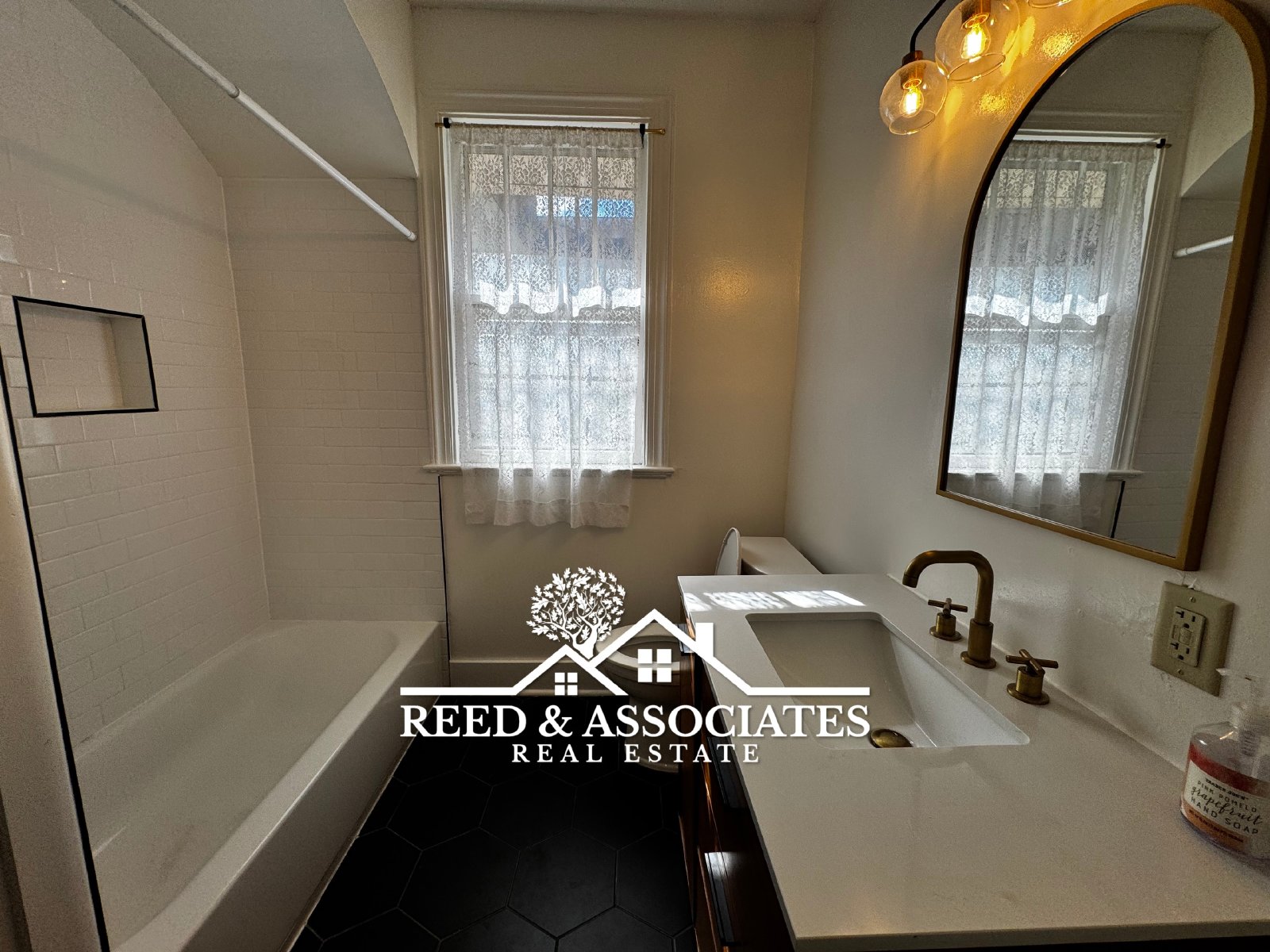 Spacious: 3 Bedroom in Midtown! property image