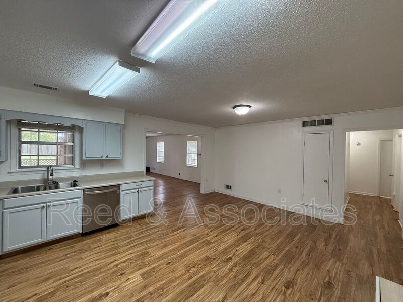 Spacious: 4 Bedroom in Millington! property image