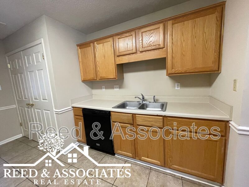 Town Home Located in Quiet Neighborhood Cove! property image