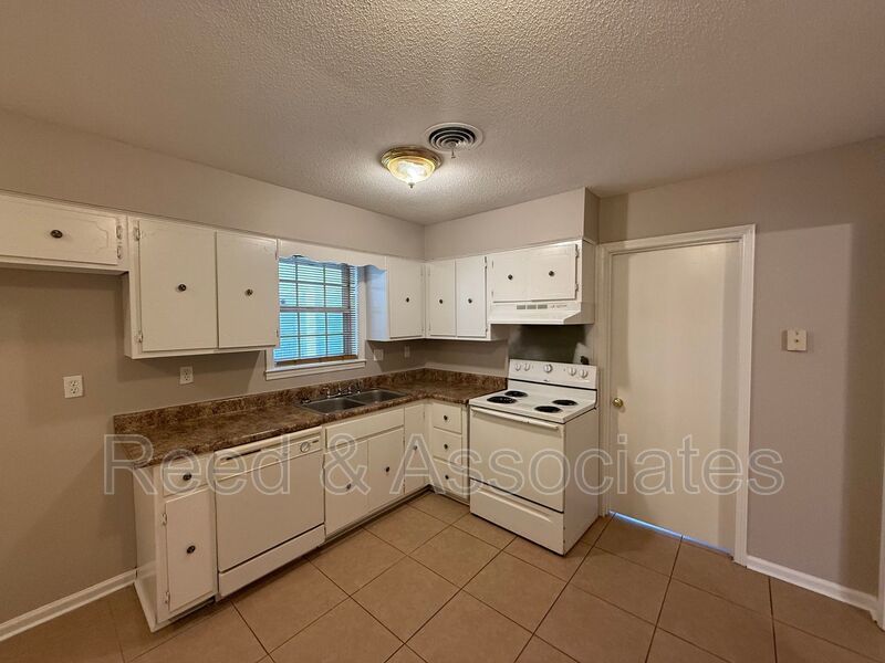 3 Bedroom Located Near Kirby High School property image