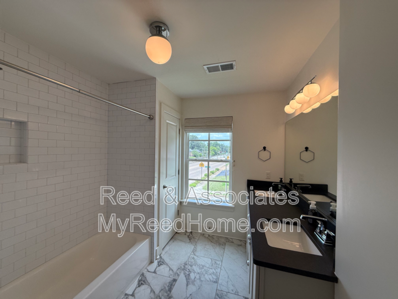 Spacious 3-Bedroom - Copper Young Area property image